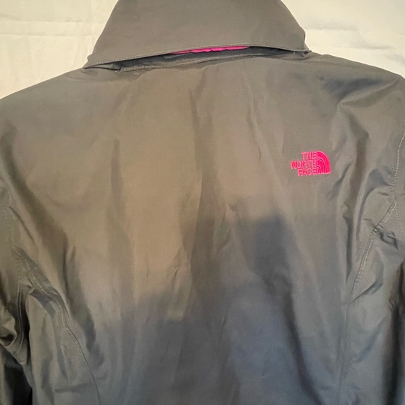 The North Face Women's Resolve Jacket - Picture 9 of 13